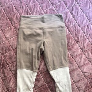 ALO Yoga Two-Tone Leggings in Taupe and White
